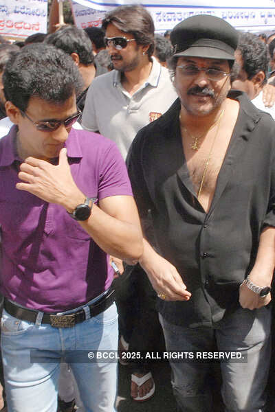 T-wood stars protest