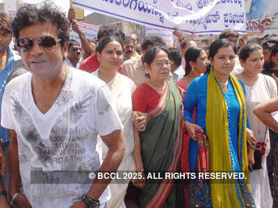 T-wood stars protest