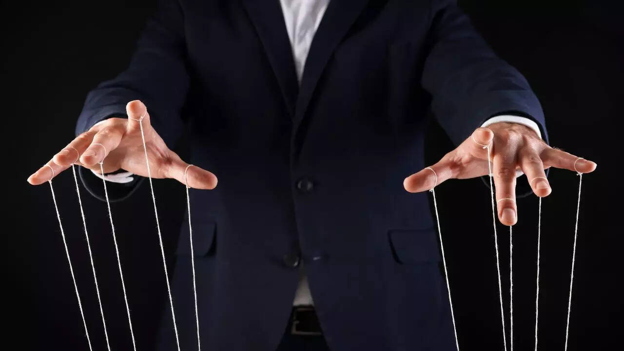 5 psychology tricks rich people use to control every situation