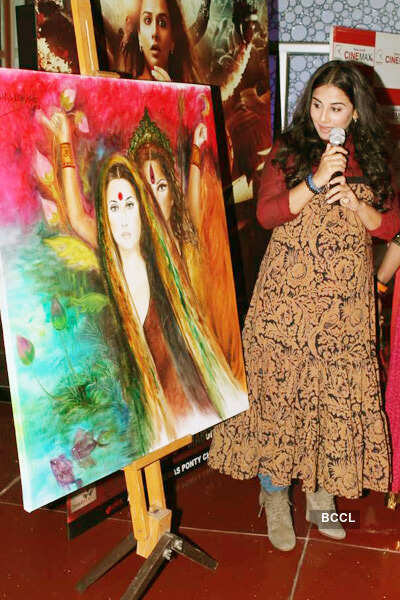 Vidya @ 'Kahaani' painting event