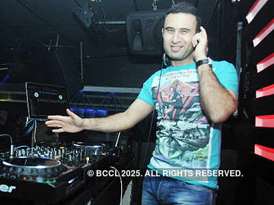 It's 'Dhan Te Nan' at Capitol