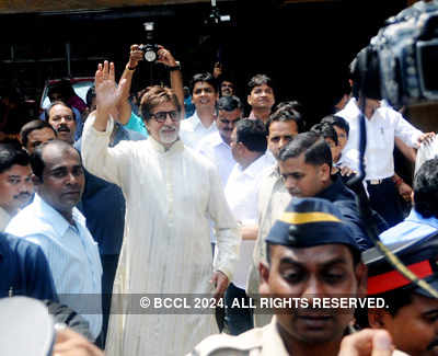 Big B gets better, comes out to greet fans