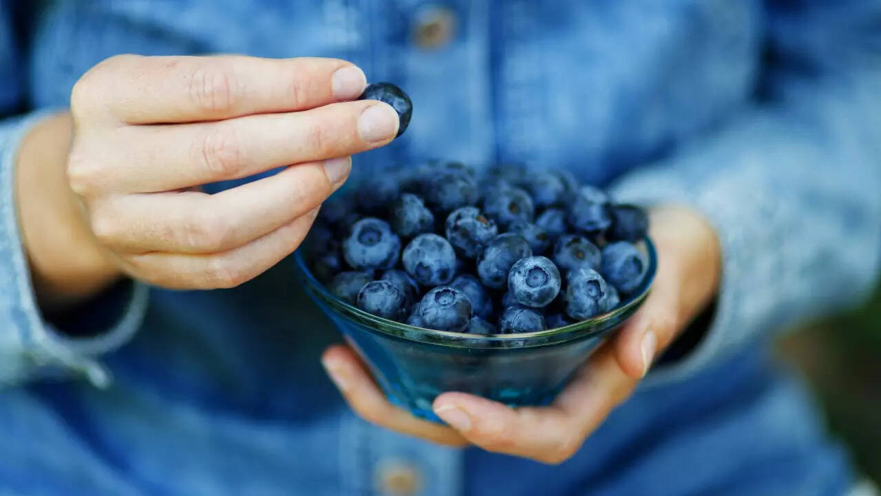 Daily Blueberries: 8 Ways This Superfood Boosts Your Health (How Many?)