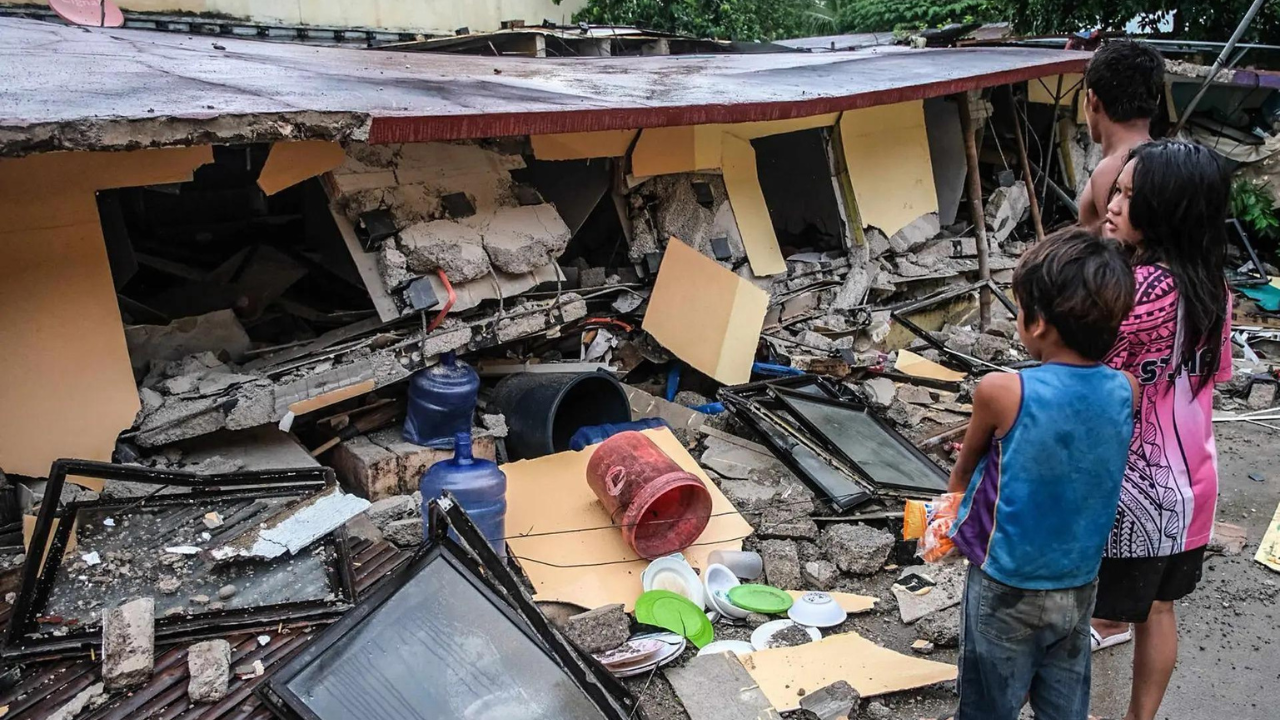 <div>Philippines' deadly earthquake: Dozens dead, cities in rubble - disastrous aftermath in pics</div>