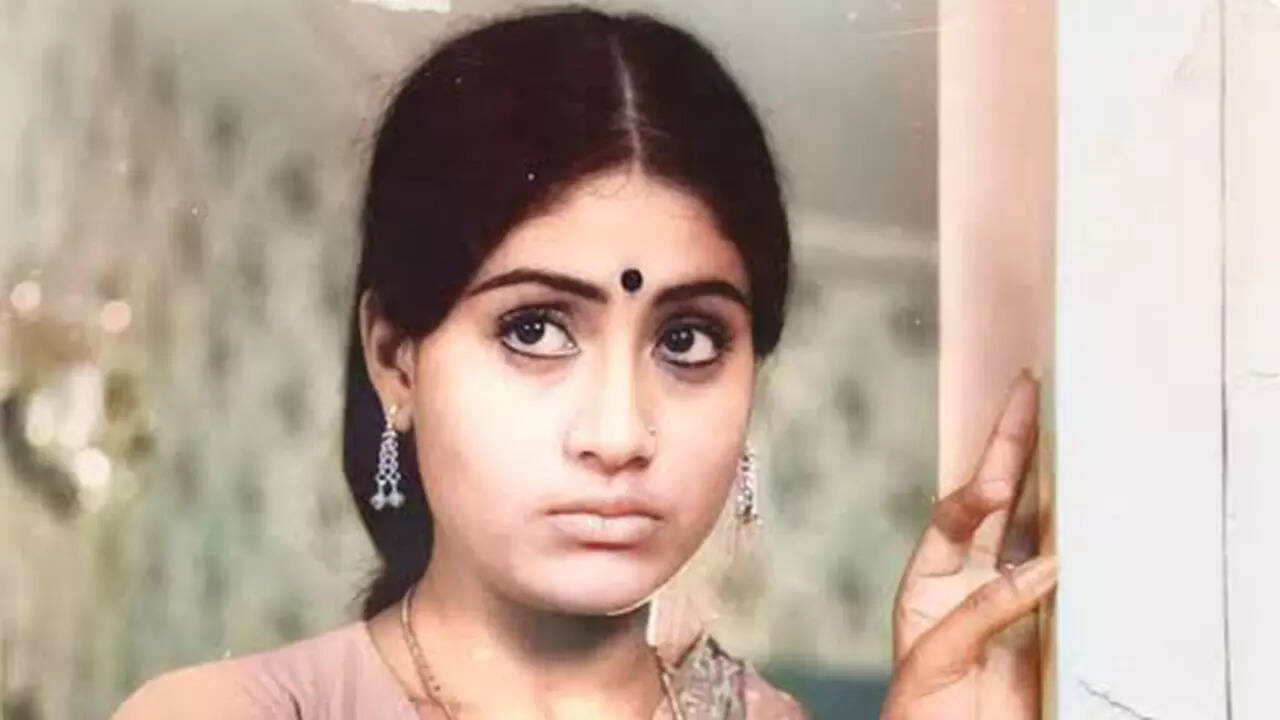 Debuted at 14, won a National Award, acted with mega stars like Mahesh Babu—can you guess this south star?