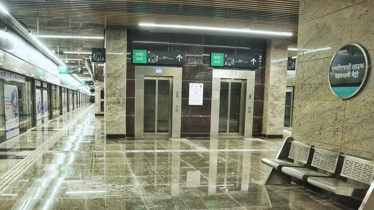 Mumbai's Subterranean Symphony: A Visual Journey Through Mahalaxmi Metro Station's Sleek Modern Architecture, Seamless Western Railway & Monorail Links, Racecourse Thrills – Aqua Line's Dazzling New U