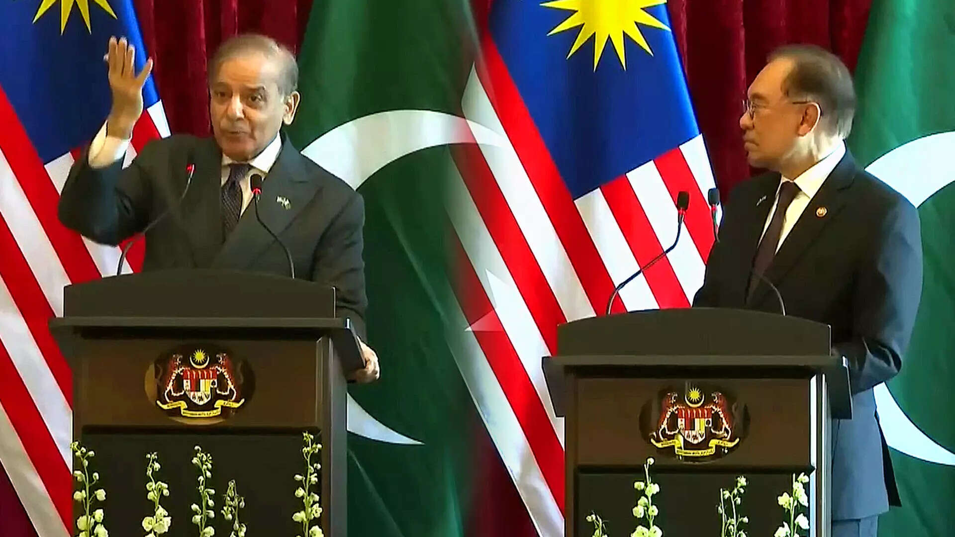 Diplomatic Mishap: Pakistan PM Shehbaz Sharif’s Iqbal Recital Awkwardly Stuns Malaysian PM
