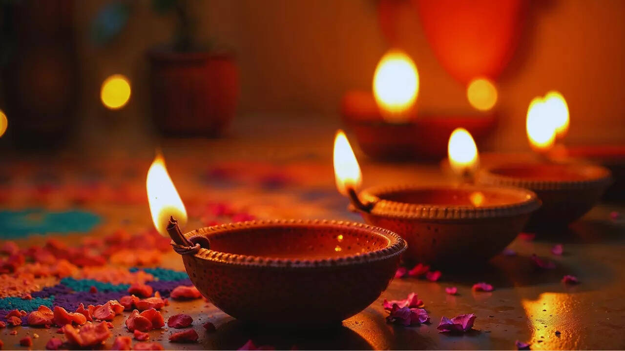 Diwali 2025 :- 20 या 21 अक्टूबर जानिए कब है दिवाली, यहां देखें दिवाली का पूरा कैलेंडर !