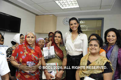 Miss World 2011 Ivian Lunasol visits Tata Memorial 