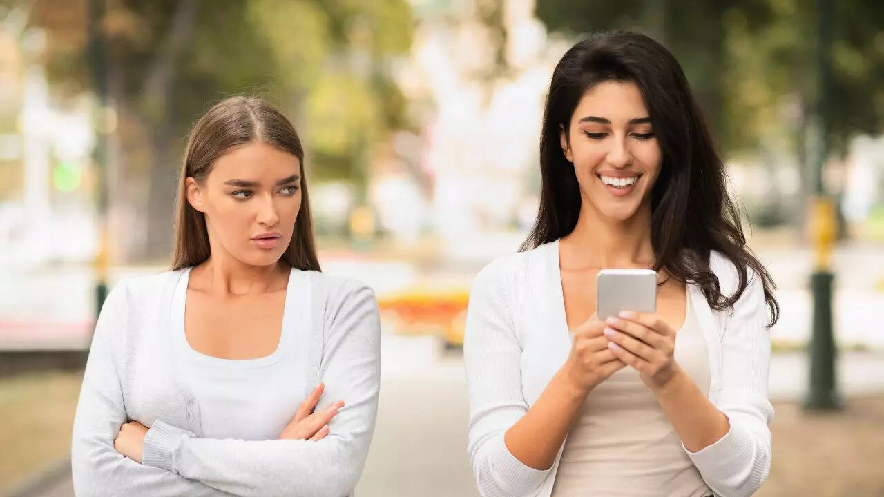 How to deal with annoying and toxic people: 5 powerful psychology-backed tips to protect your peace