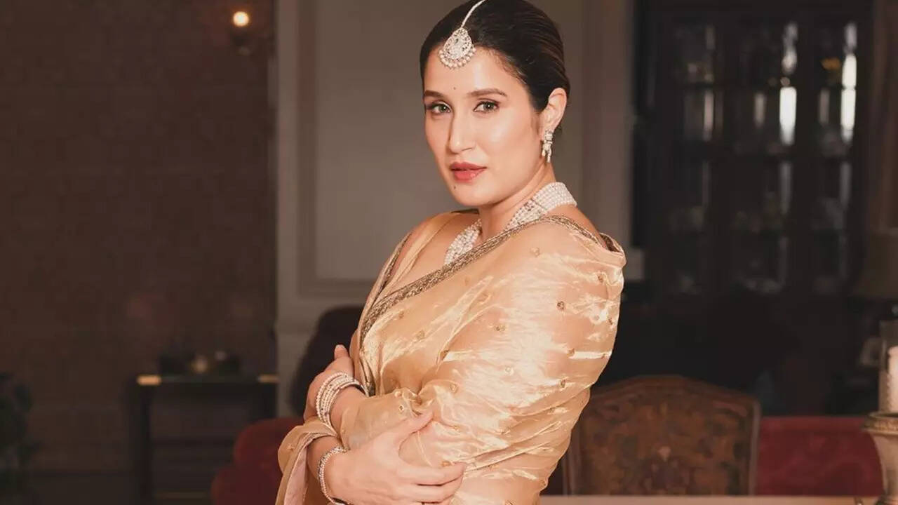 This Shah Rukh Khan co-actress from Kolhapur’s royal family is now married to a former Indian cricketer