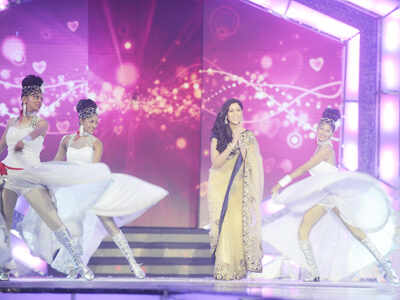 TV actress Sakshi Tanwar arrives on stage during the Pantaloons Femina