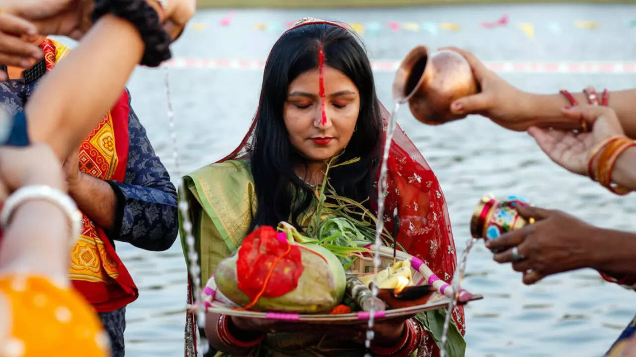 छठ पूजा 2025 में पहनने के लिए 5 सर्वश्रेष्ठ बिहारी साड़ियाँ