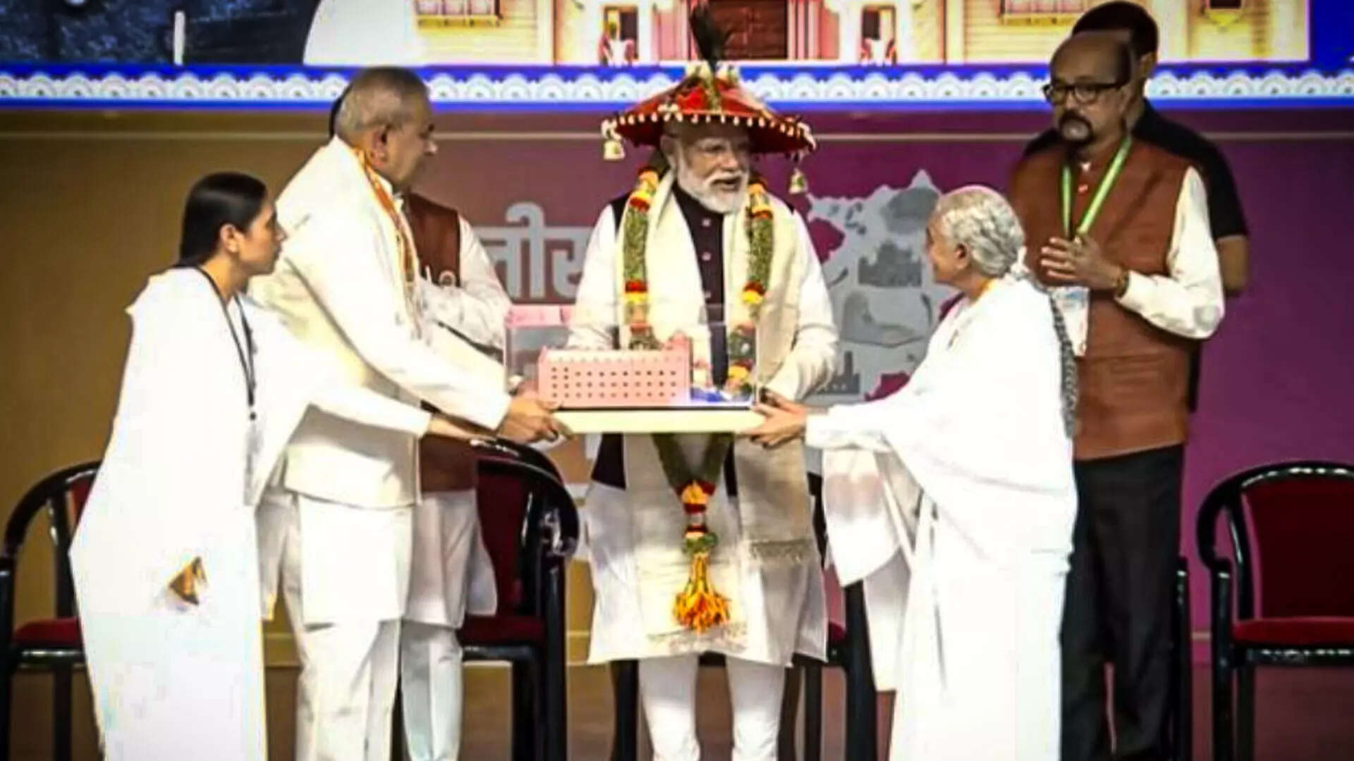 PM Modi Inaugurates Shanti Shikhar Bhawan, Greets People on Chhattisgarh’s Silver Jubilee