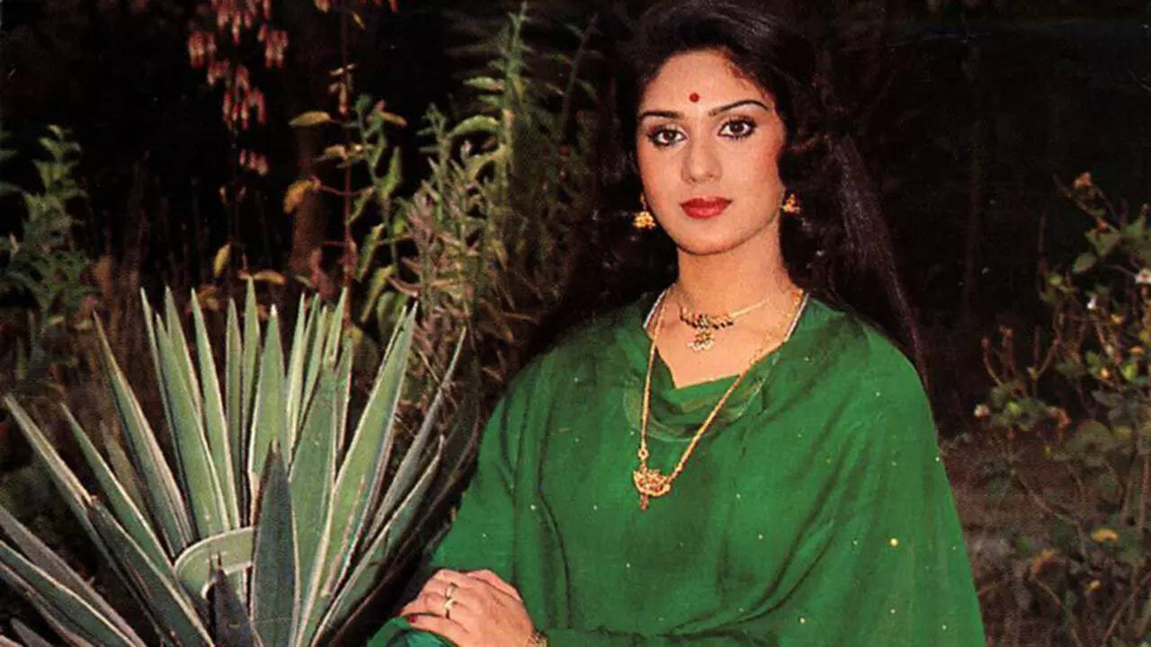 Meenakshi Seshadri, Bhagyashree to Twinkle Khanna: Bollywood divas who gave up the limelight for love and family