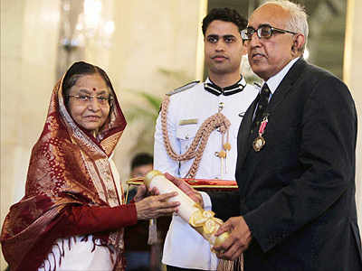 President Pratibha Patil presents Padma Shri to Academician and Pioneer ...