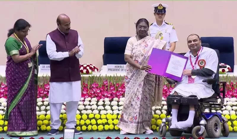 Painting through adversity: Dhamtari artist Basant Sahu honoured with national award