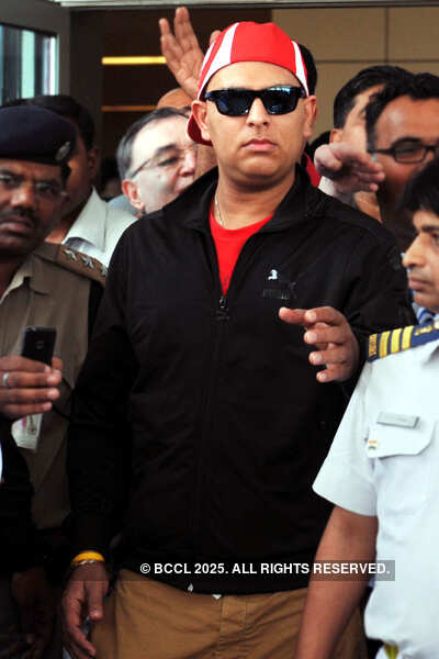 Recovering Yuvraj Singh returns to warm welcome