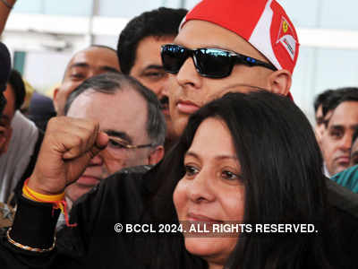 Recovering Yuvraj Singh returns to warm welcome