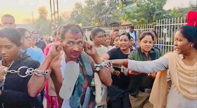 'Vardi Phaadna Paap Hai&rsquo;: Chhattisgarh police parade accused who disrobed woman constable during coal mine protest