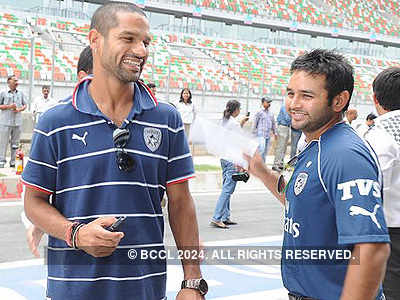Deccan Chargers players launch F1 tickets