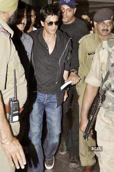 SRK detained @ NY airport for 2 hours