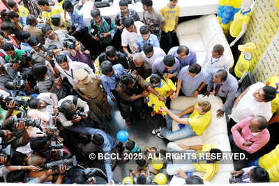 Chennai Super Kings players at practice3.jpg