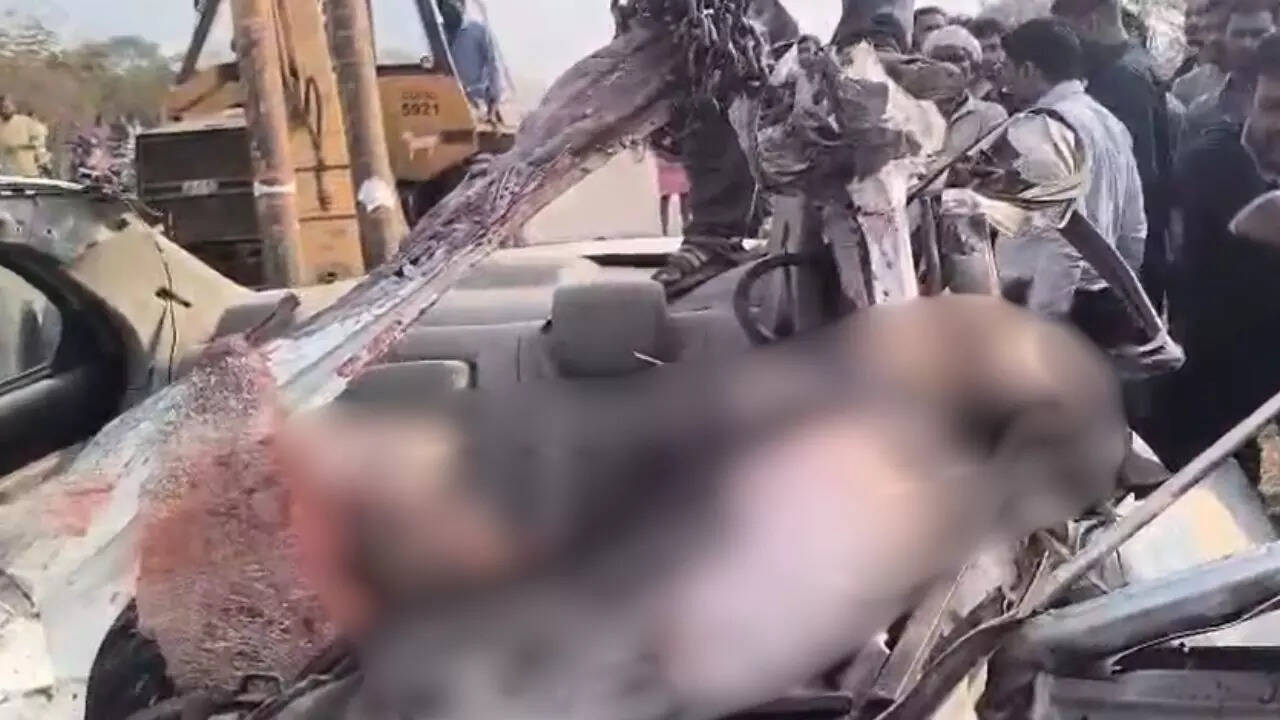 4 killed as CRPF jawans&rsquo; car rams truck on Chhattisgarh highway, 1 critical