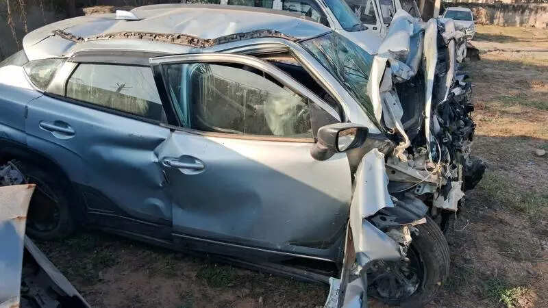 Three of family die in crash on Del-Mum eway as car rams into divider and overturns