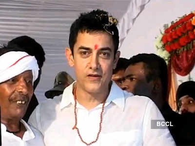 Aamir Khan's stage collapses