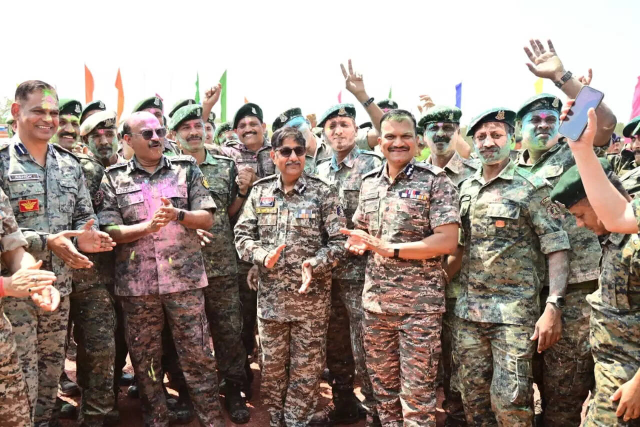CRPF chief celebrates holi with CoBRA security personnel in Bastar