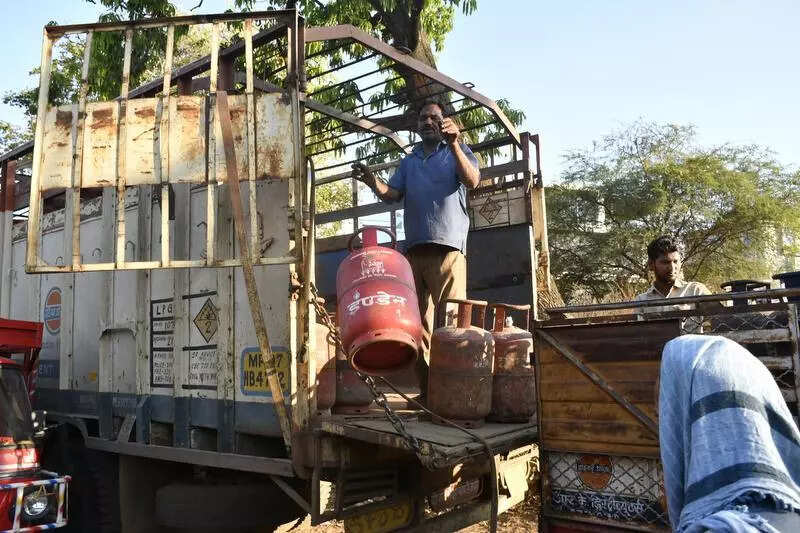 Tech-glitch on online LPG booking site forces residents to rush to gas agencies
