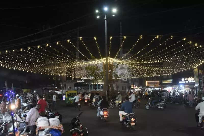 Gulf crisis casts shadow on sales, spirit & shopping at walled city&rsquo;s Ramzan markets