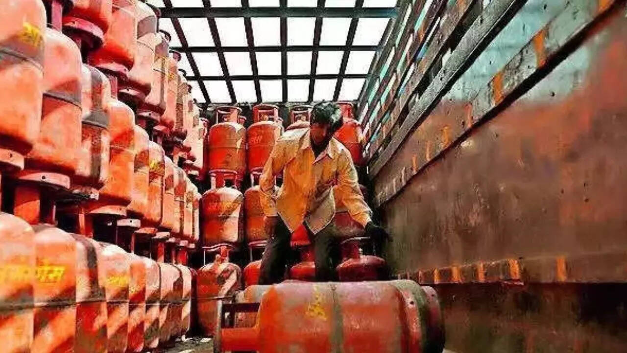 11% buy LPG off black market, 63% face disruptions in Bhopal: Survey