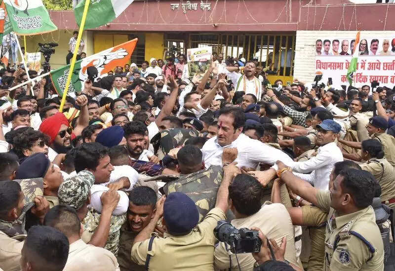 Cong gherao stopped by cops with barricades