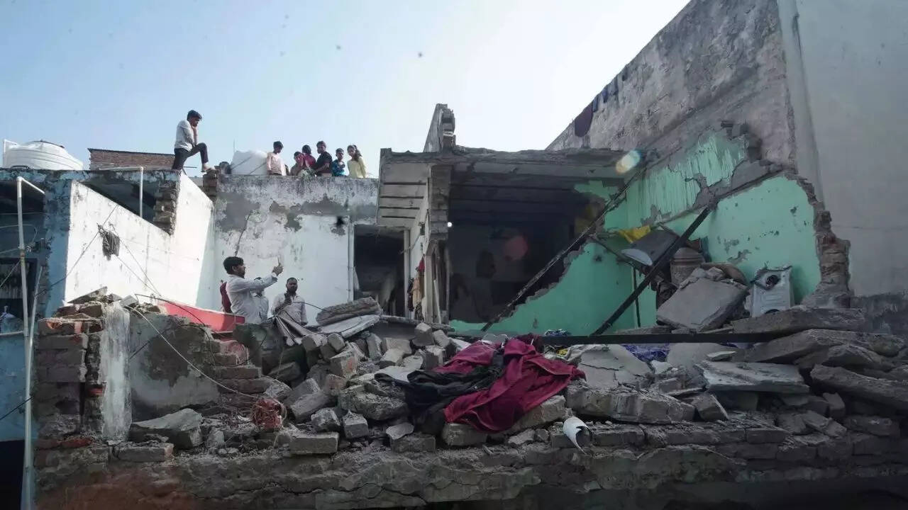 1 dead, 3 injured after ceiling of &lsquo;unsafe&rsquo; house in Gurgaon's Dundahera collapses