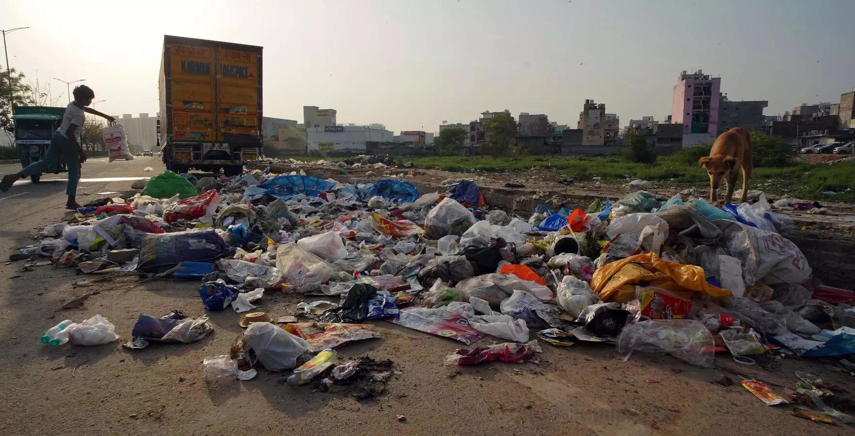 Gurgaon civic body steps up checks, fines 9k for flouting waste and dust rules