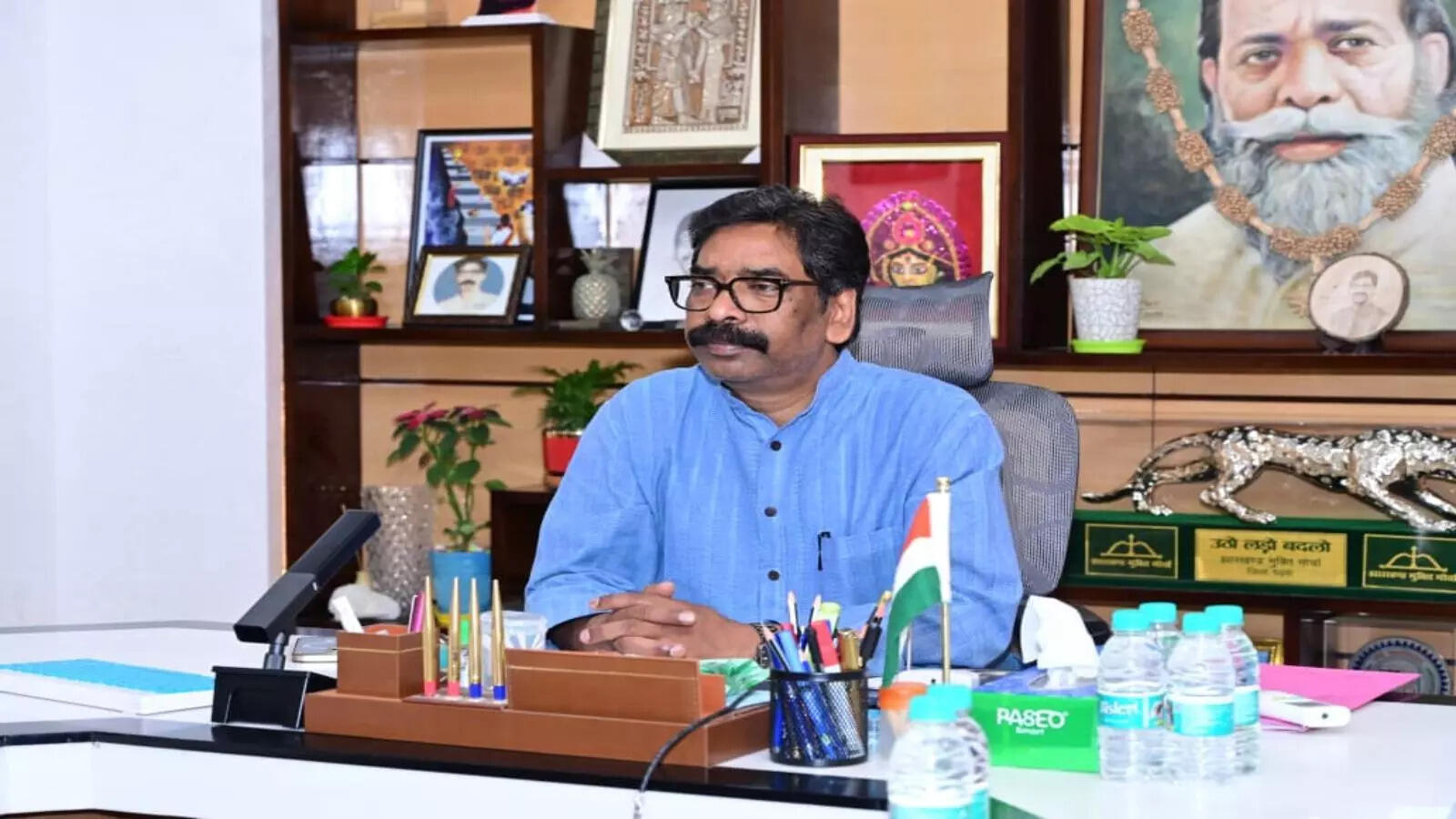 Cars driven over Jharkhand CM's poster on Dhanbad road, JMM lodges police complaint