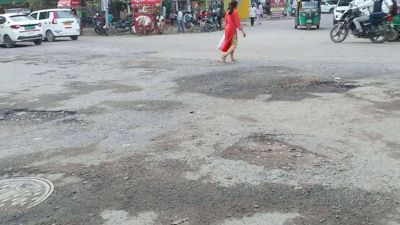 GCR link in Gurgaon pothole-ridden and dusty, commuters say no permanent fixes