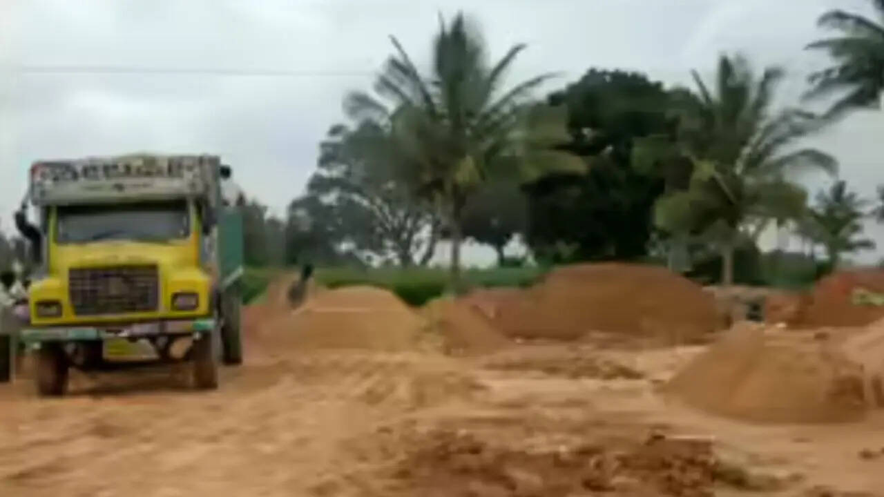 MP forest dept team held hostage, assaulted by sand mafia