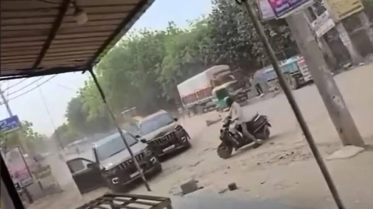 Scorpio vs Scorpio: Tiff between friends spills onto Gurgaon street, SUVs chase and ram each other &mdash; watch