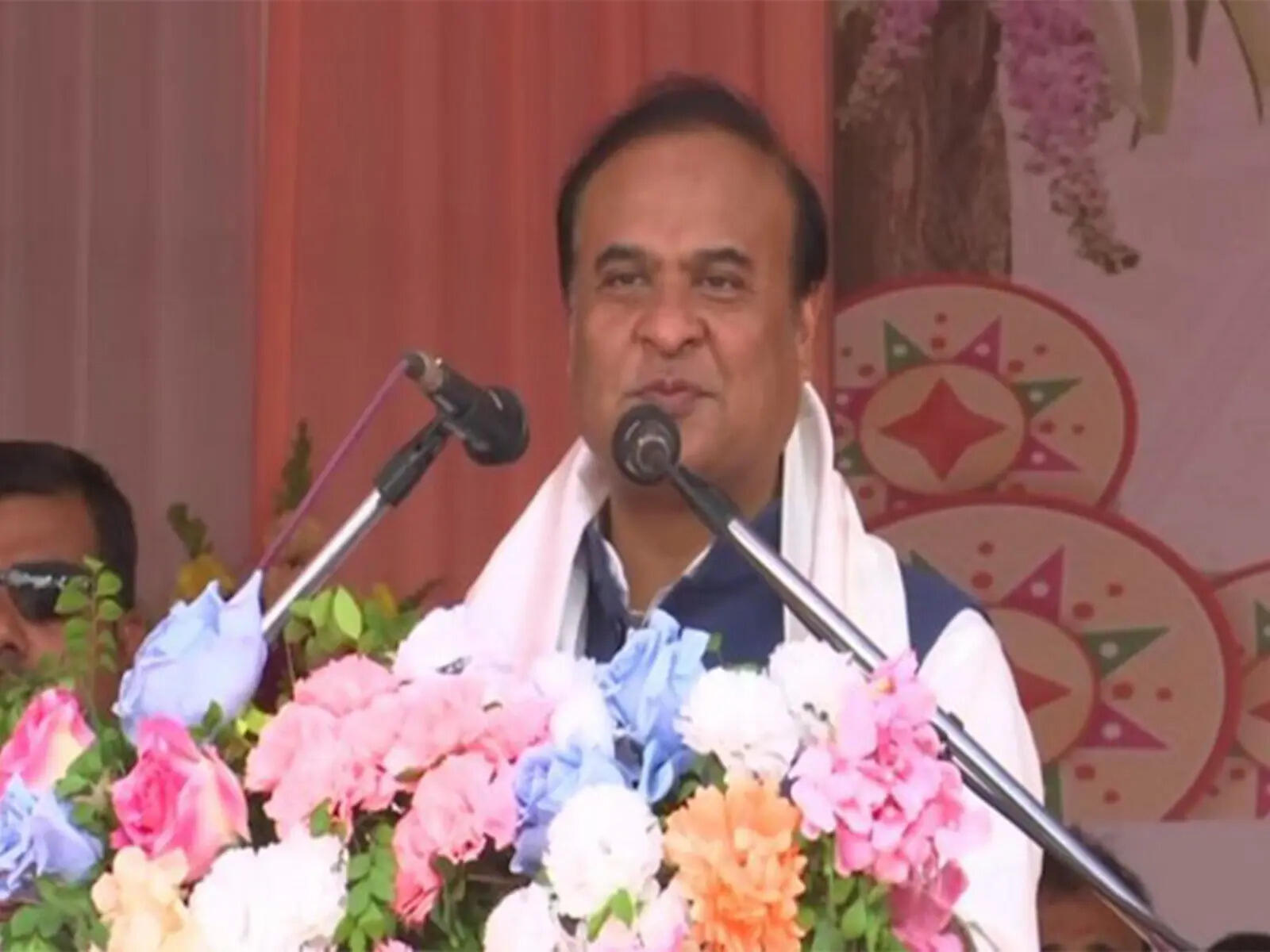 Ahead of Assam polls, Himanta visits Deoghar temple