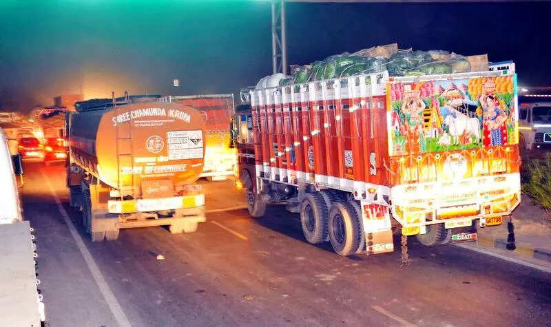 Crack develops on Rewa bridge connecting UP; heavy vehicles banned till Apr 30