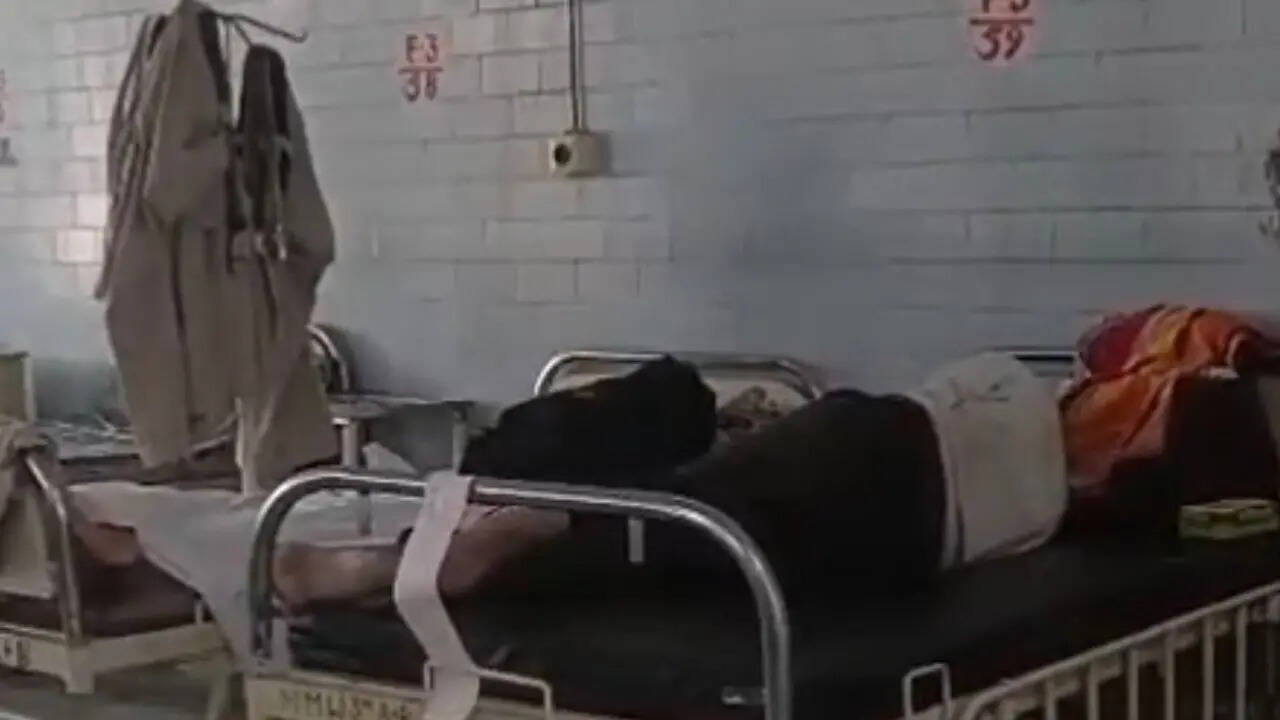Madhya Pradesh shocker: Drunk policemen caught sleeping in hospital beds, urinating in bin; suspended