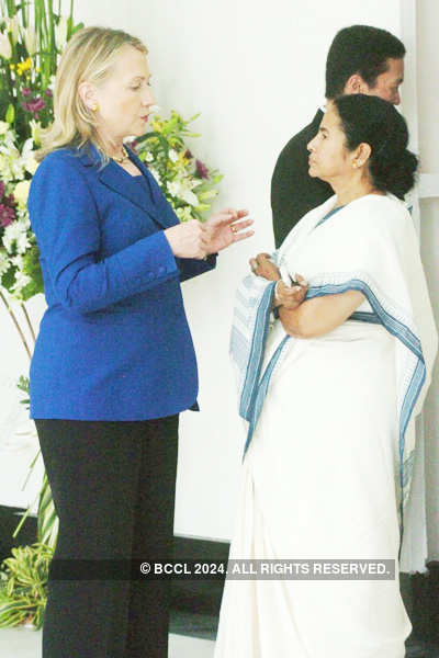 Hillary lands in Kolkata, to meet CM