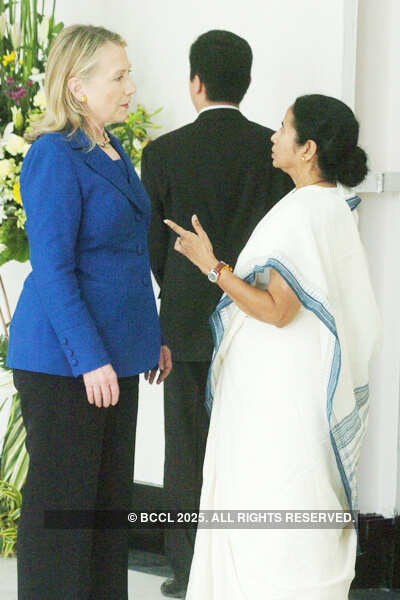 Hillary lands in Kolkata, to meet CM