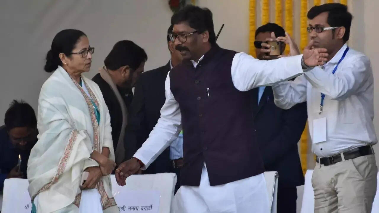 &lsquo;Didi&rsquo; is fighting alone against divisive forces like BJP: Jharkhand CM