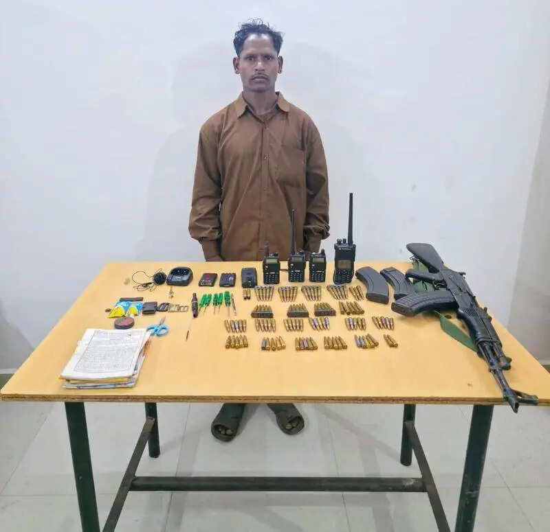 Maoist carrying 8 lakh bounty lays down arms