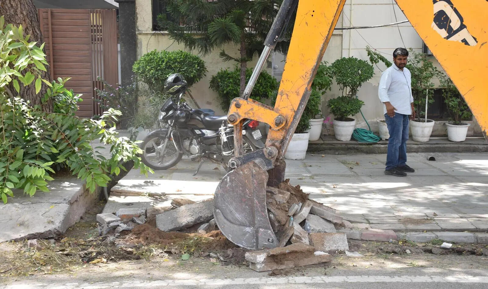 Gurgaon right-of-way cleanup: &lsquo;Illegal extensions squeezed roads so much even 2 cars couldn&rsquo;t pass&rsquo;