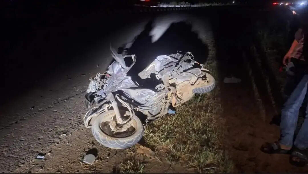 Truck rams into scooter in Gurgaon, teenager and youth die